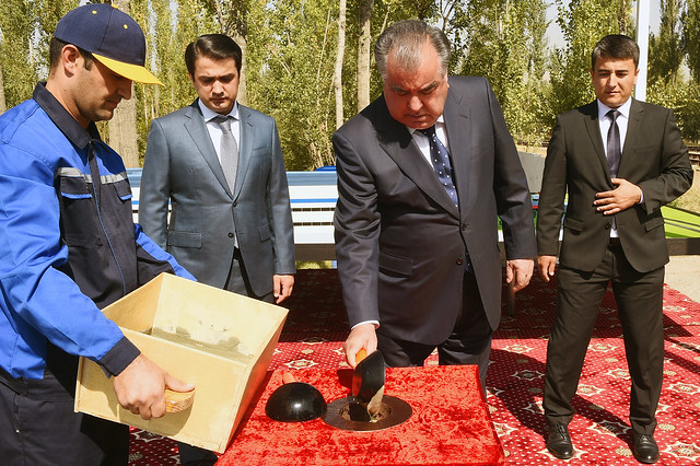 Закладка камня в фундамент строительства предприятия по производству электрического оборудования в городе Душанбе